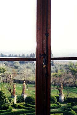 Ausblick aus dem Fenster der Villa Catignano auf den Garten 