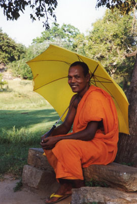 Ein buddhistischer Mönch in Polonnaruwa