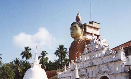 Werahera Tempelanlage mit der höchsten Buddhastatue der Insel