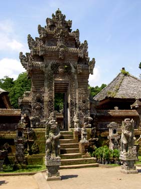 Ein Dorftempel auf Bali