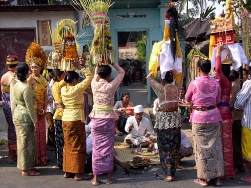Bali Insel der Götter fasziniert die Besucher mit prächtigen religiösen Festen und Zeremonien und die Balinesen lassen die Besucher gerne als Zaungäste zu