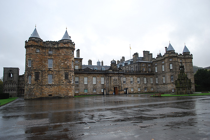 Edinburgh - Holyrood Palace. An den Toren des Palasts endet die Royal Mile. Der Holyrood Palace wurde ursprünglich als das Gästehaus einer Abtei errichtet. Üb die Jahrhunderte bauten ihn die schottischen und britischen Könige  zu einem  Schloss aus. Heute ist er offizielle Residenz des britischen Königshauses in Schottland.