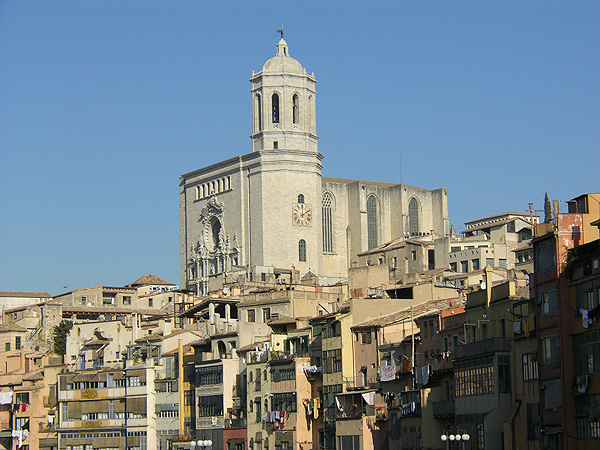 Girona - Die Häuser am Onyar mit Blick auf die Kathedrale