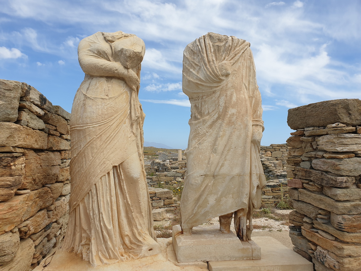 Insel Delos. Das Haus der Kleopatra und des Dioskouridis. Statuen der Besitzer begrüßten die Gäste