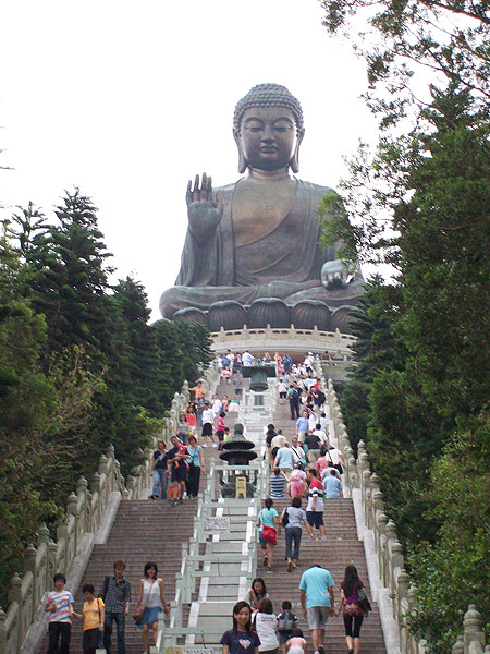 Insel Lantau - Po-Lin-Kloster. Groesste bronzene Budda-Statue der Welt