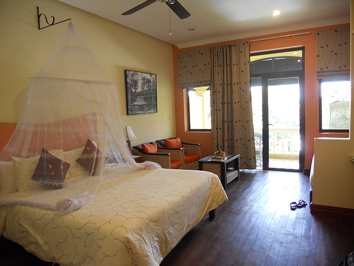Kambodscha - Siem Reap - Hotel Pavillon d'Orient - Junior Suite. Das Bett mit einem Deko-Moskitonetz :-) , das  nicht zu gebrauchen war