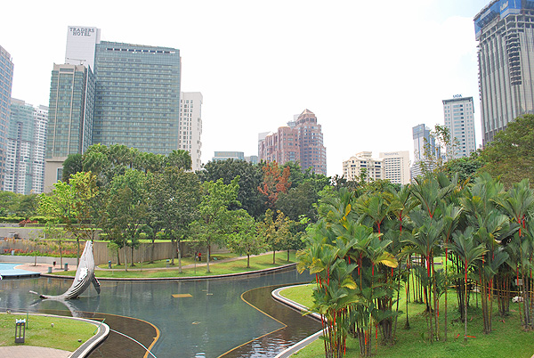 Kuala Lumpur. Die Gärten im 20-ha große KLCC Park wurden von dem Brasilianischen Landschaftskünstler Roberto Burle Marx entworfen.
