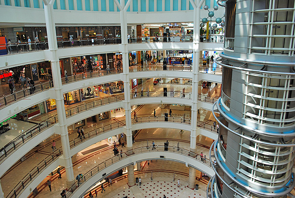 Im unteren Teil der Petronas Twin Towers befindet sich Suria KLCC,  eine riesige, moderne Shoping Mall mit unzähligen Shops, Geschäften, Restaurants