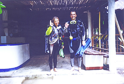  Pandan Island Tauchbasis - Richard mit Tauchlehrerin Monika - Open Water Kurs bestanden