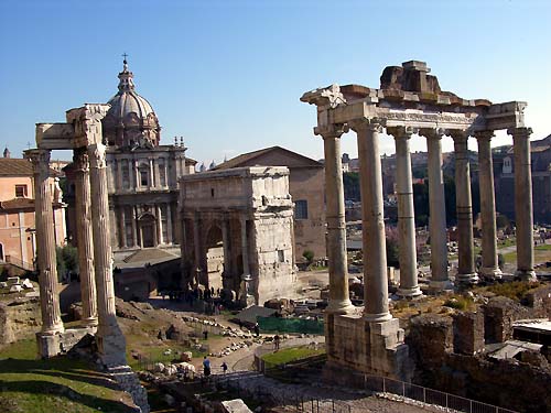 Rom Das Forum Romanum (ital. Foro Romano) war fast 1000 Jahre lang das Herz des Römischen Reiches. Von den mächtigen Bauten sind nur noch Ruinen geblieben, doch vermitteln die Überreste immer noch einen Eindruck von der einstigen Größe Roms