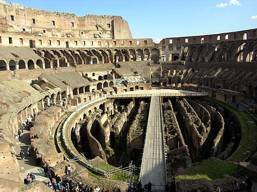 Das Kolosseum ist das größte antike Bauwerk in Rom. Ein Feuer zerstörte den Holzboden, der den Innenraum bedeckte. Heute blickt man im Kolosseum auf die einst komplexen unterirdischen Strukturen des Kolosseum in Rom