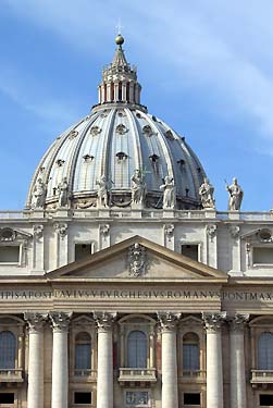 Kupel des Petersdoms in Rom Fotos