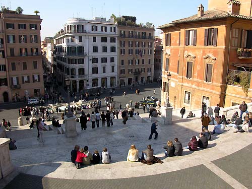 Via Condotti die eleganteste Einkaufsmeile Roms. Rom die spanische Treppe auf der Piazza di Spagna. Der wundervolle Platz beherrscht das eleganteste Geschäftsviertel in Rom die weltbekannte Spanische Treppe mit der Kirche Trinita dei Monti