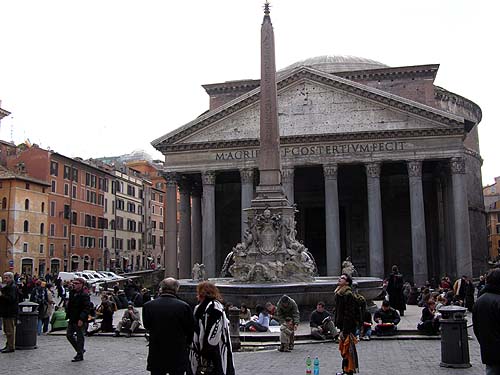 Pantheon ist das architektonisch wohl perfekteste Gäude Roms. Die Mauern von Pantheon in Rom sind seit nahezu 2000 Jahren unverändert das am besten erhaltene antike Bauwerk in Europa. Pantheon in Rom