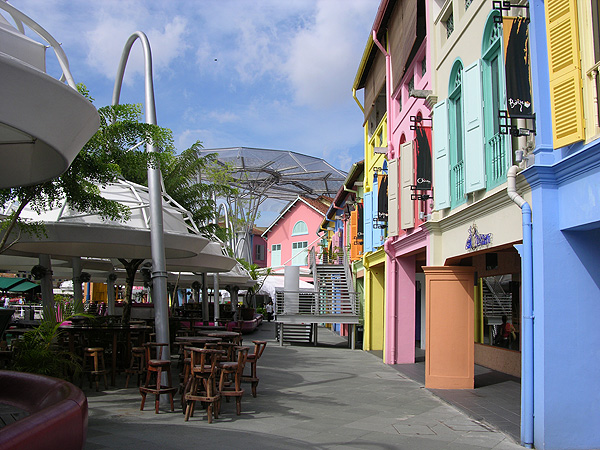Singapur - Clarke Quay, wo früher sich Lagerhäuser für importierte Waren befanden,  reihen sich Kneipen und Restaurant entlang des Singapur Flusses