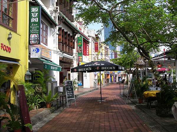 Singapur - Am Boat Quay stehen noch traditionelle Shophouses - heute oft als Kneipen genutzt