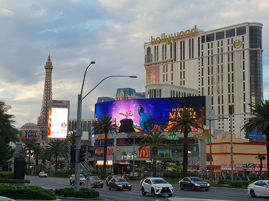 Lichter gehen auf auf dem Las Vegas Boulevard