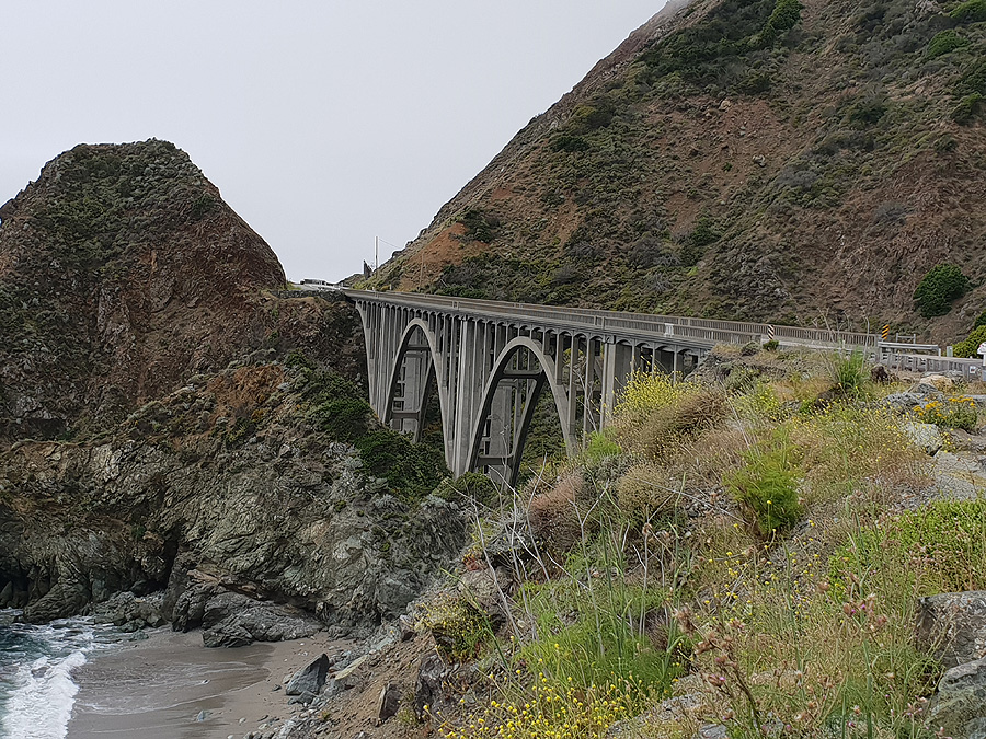 Die Bixby Brücke ist eine offene Stahlbetonbogenbrücke. Sie wurde im Jahr 1932 eröffnet und war damals  die längste Stahlbeton-Bogenbrücke entlang der kalifornischen Straßen.