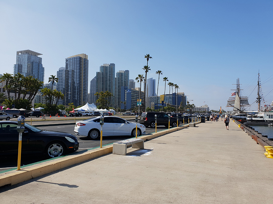 Skyline von Downtown San Diego links, Segelhäfen rechts