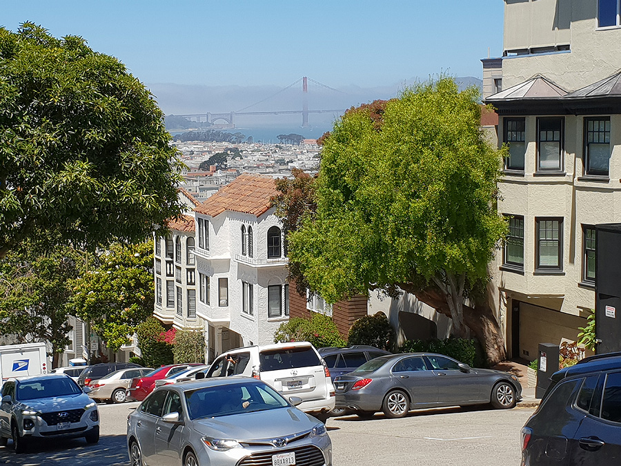 Die hügeligen Straßen von San Francisco. Oft kann man einen Blick auf die Golden Gate Bridge erspähen