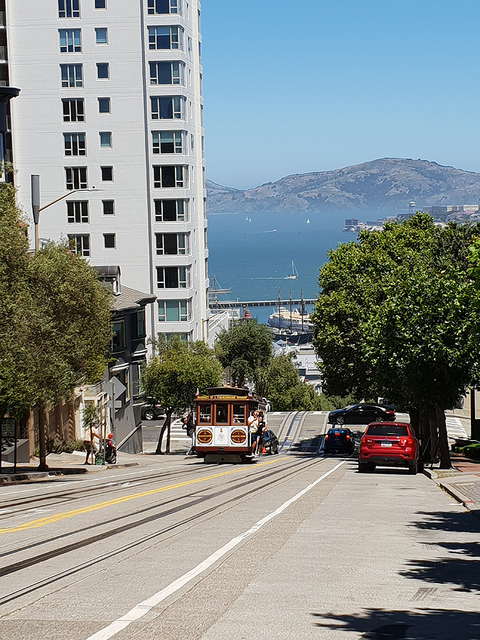 Cable Cars auf den hügeligen Straßen  von San Francisco