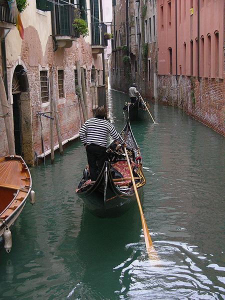 Geschickt steuern die Gondoliere ihre 10 Meter langen Gondeln über die Kanäle Venedigs