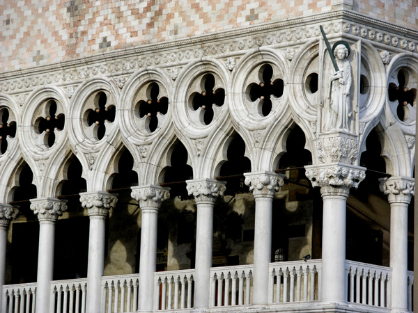 Palazzo Ducale. Galerien und luftige Arkaden stützen das Obergeschoss
