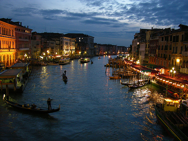 Venedig bei Nacht Blick von Rialto auf Canal Grande