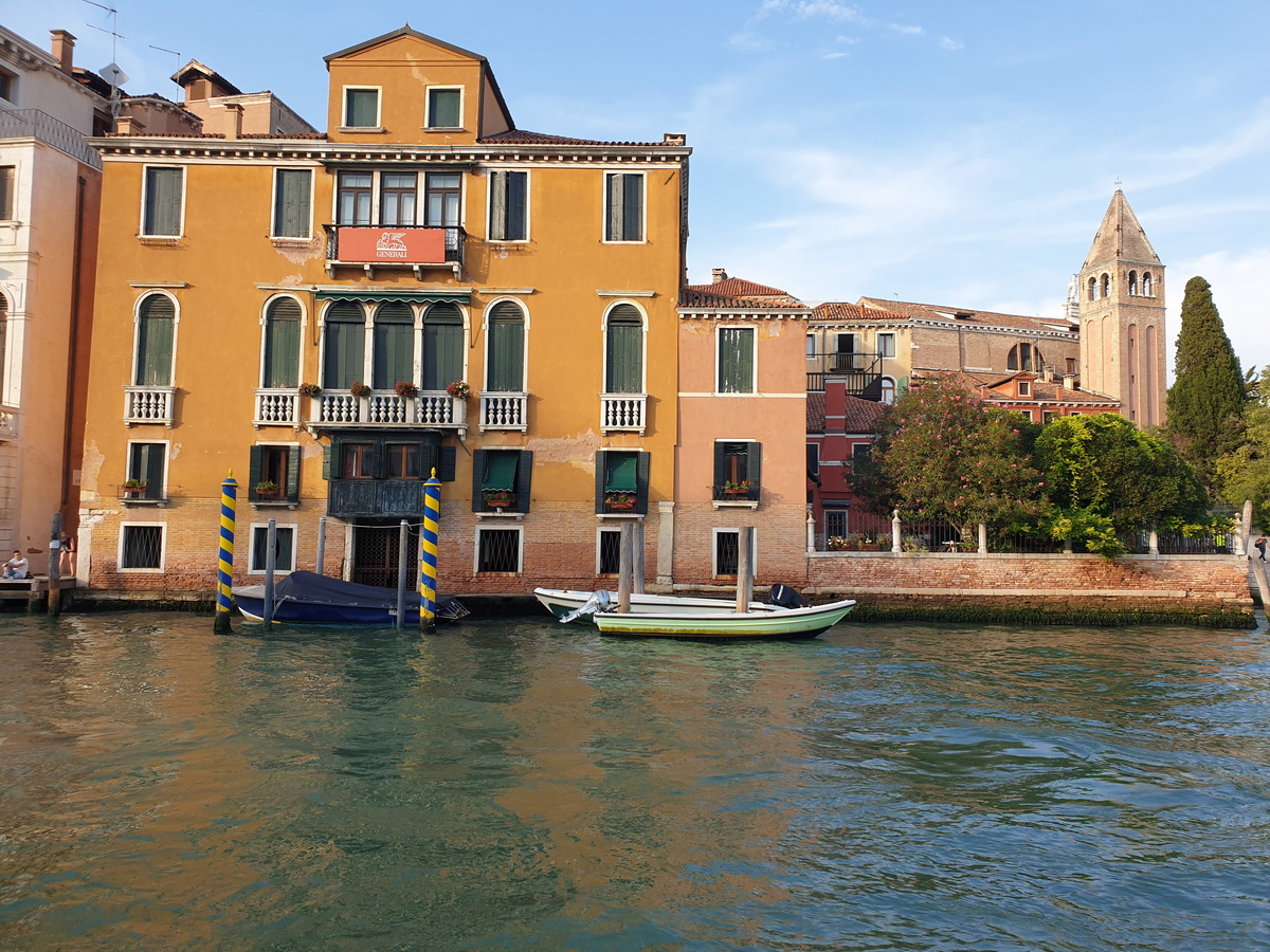 Mit Vaporetto Linie 1 entlang des Canal Grande in Venedig