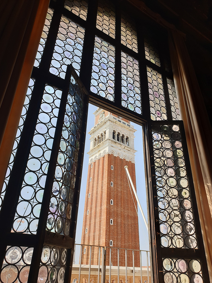 Ausblick aus einem der Fenster im Obergeschoß des Dogenpalastes